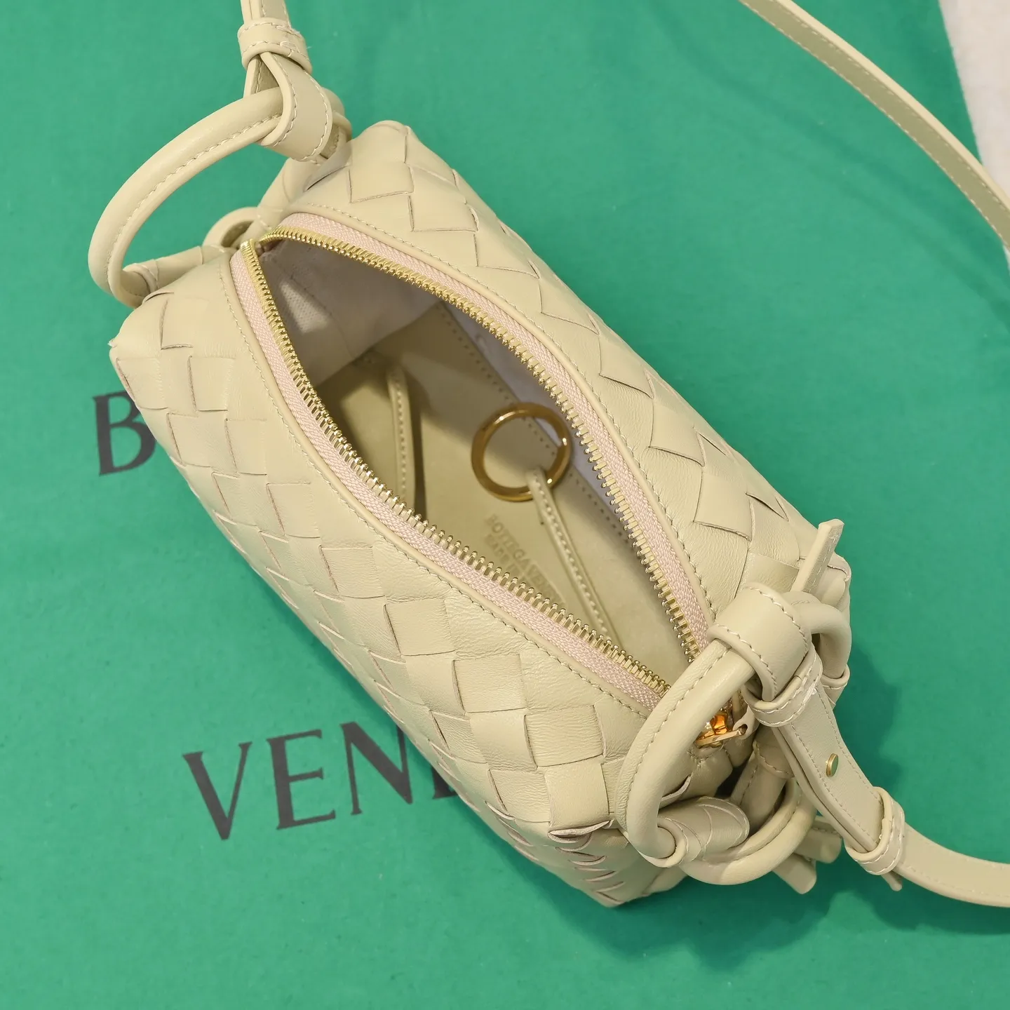Batch 1360 BOTTEGA VENETA new loop is here! ! Many girls who like BV have owned the Loop bag. It has a simple appearance, classic weaving, and a compact and lightweight bag shape. This innovation continues the "camera bag" shape. Unlike the traditional Loop bag, which can only be worn as a crossbody bag, this innovation It can be carried by hand or cross-body, satisfying both the concave shape and daily needs. The oversized buckle can be folded and used as a handle. The sultry heat in summer ☀️ usually reduces people's desires. Having a lightweight bag will greatly enhance the happiness of traveling🫧 Style number: 6615 Size: 19*12*9cm